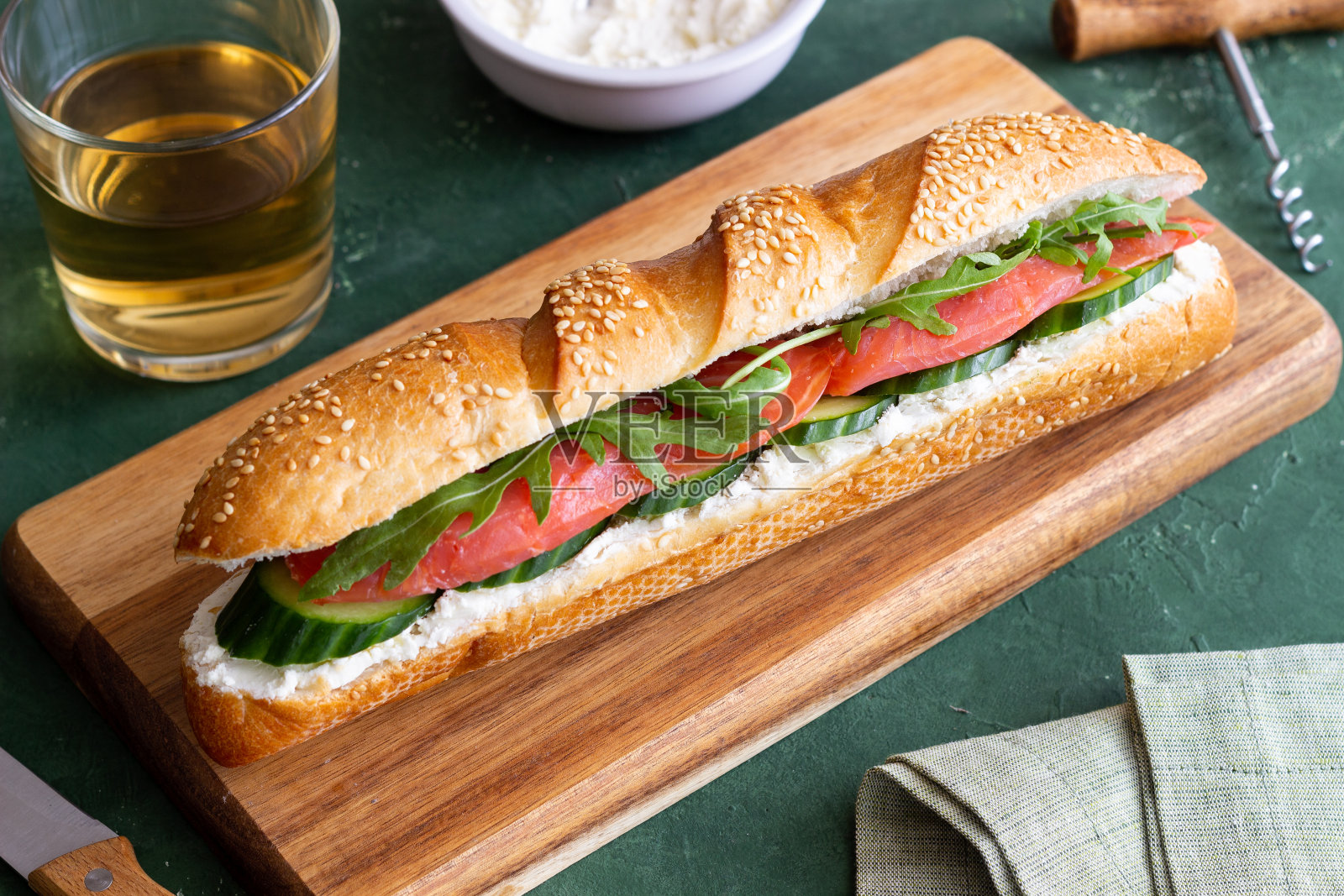 三文鱼三明治，白奶酪，黄瓜和芝麻菜。早餐。快餐。照片摄影图片