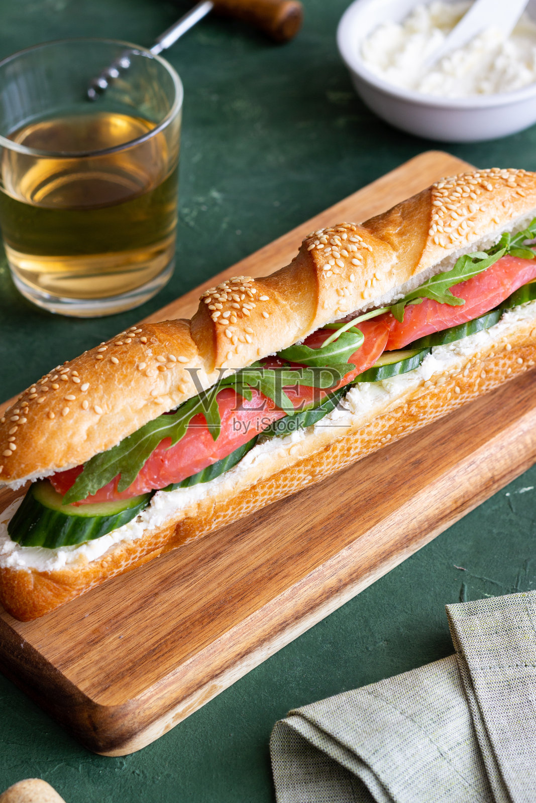 三文鱼三明治，白奶酪，黄瓜和芝麻菜。早餐。快餐。照片摄影图片