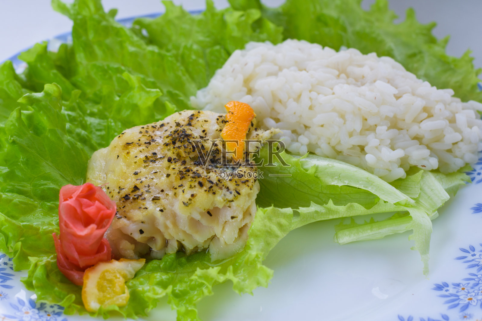 静物与烤菜与米饭沙拉叶照片摄影图片