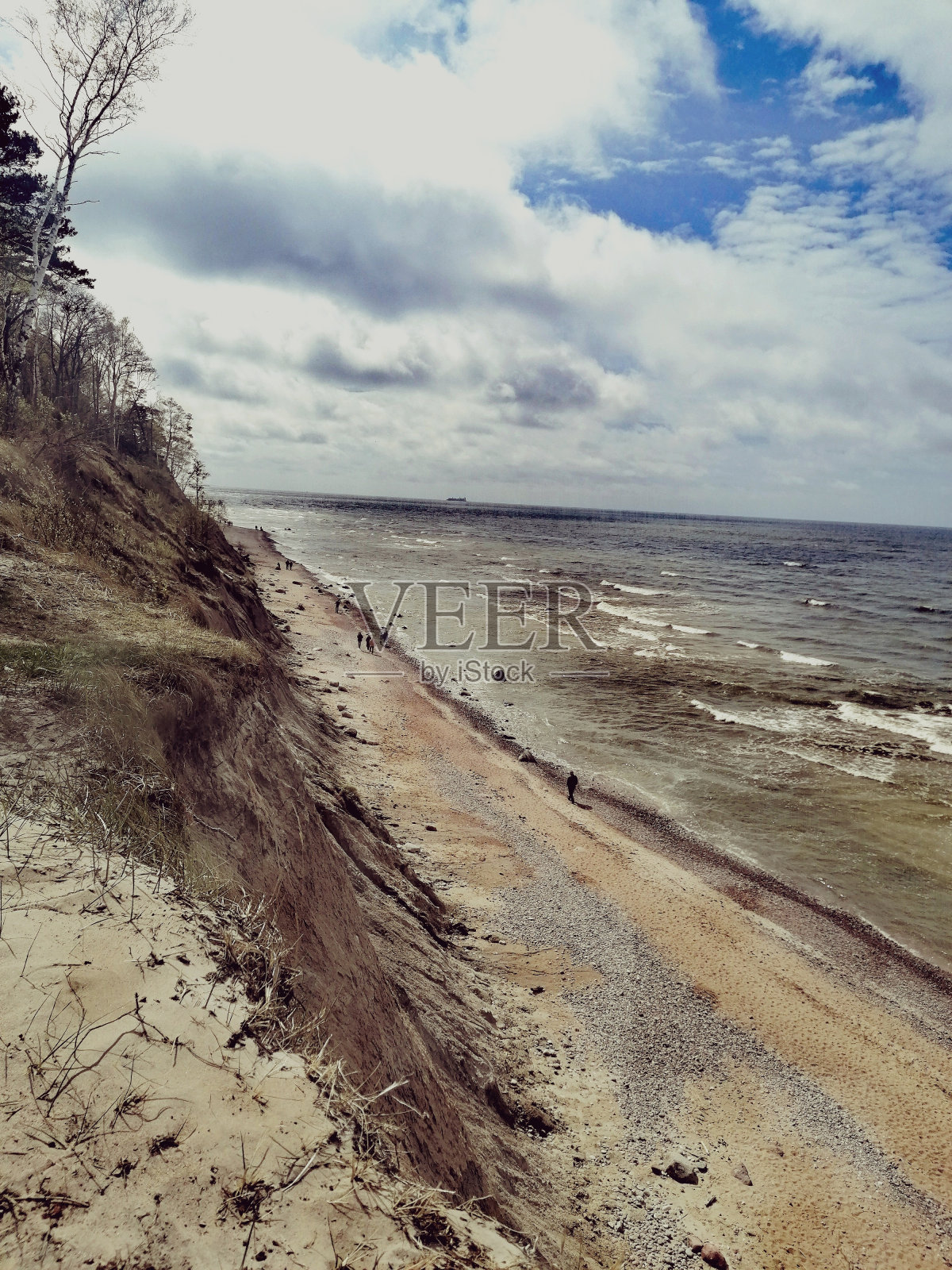 秋日海景:蓝天、浪花、海岸尘埃照片摄影图片