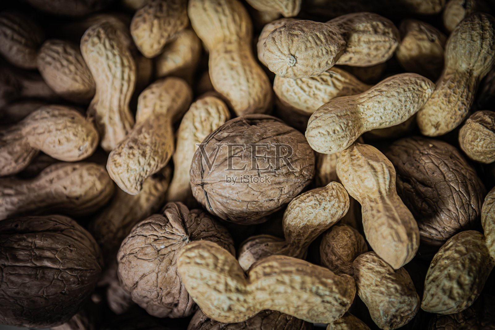 花生和核桃混合在一起照片摄影图片
