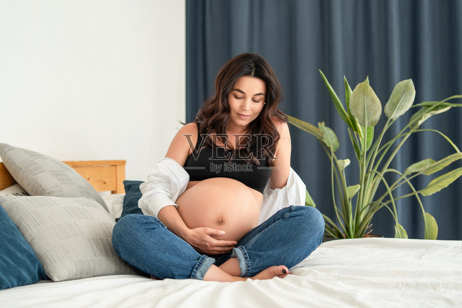 漂亮的孕妇在家。照片摄影图片