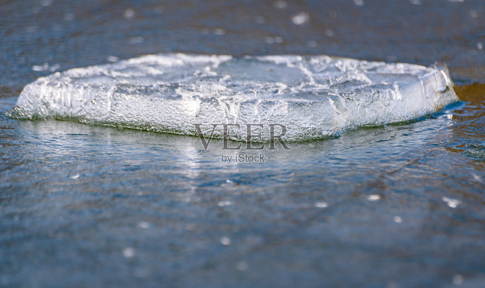 阳光明媚的日子里，湖面上有冰照片摄影图片