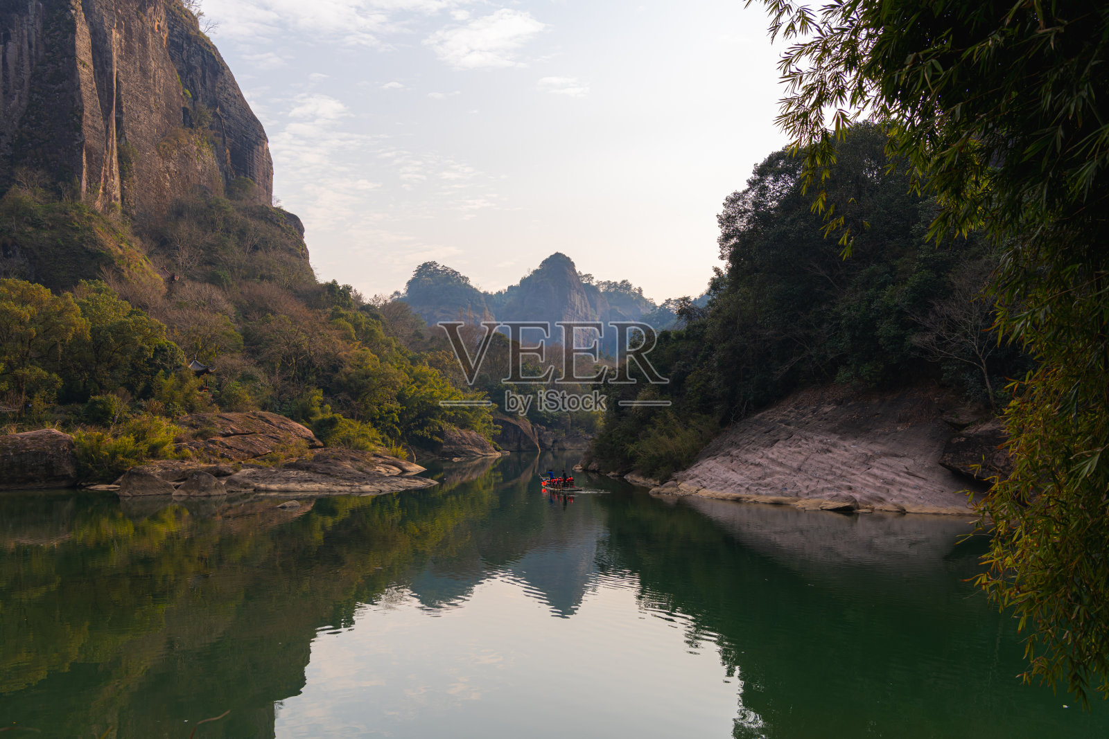 中国武夷山九曲河或九溪河碧绿的河水照片摄影图片