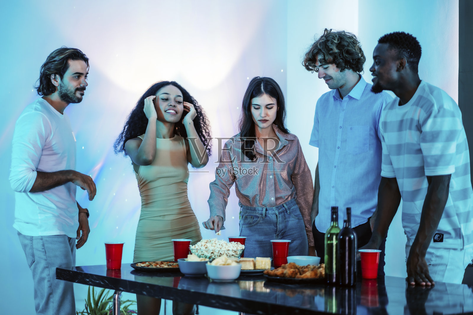 一群朋友在家里聚会喝酒照片摄影图片