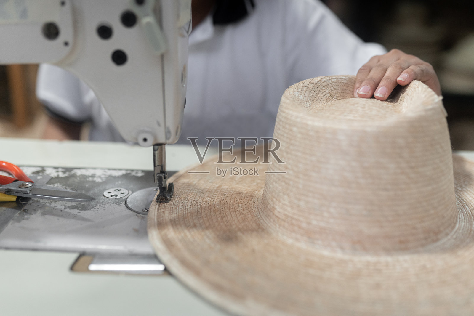 缝制一顶传统的棕榈树帽照片摄影图片