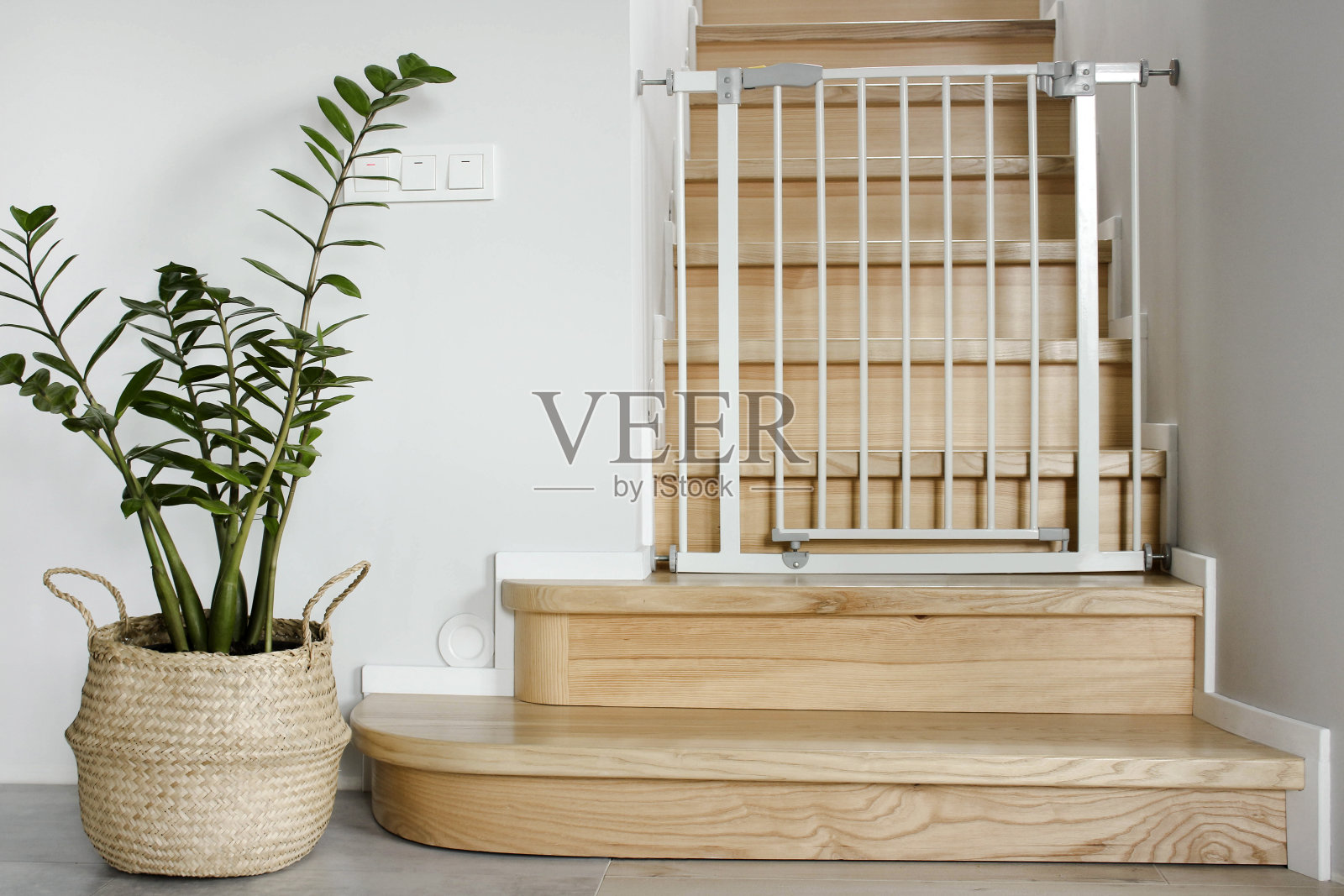 儿童安全门。楼梯上安装了儿童安全门照片摄影图片