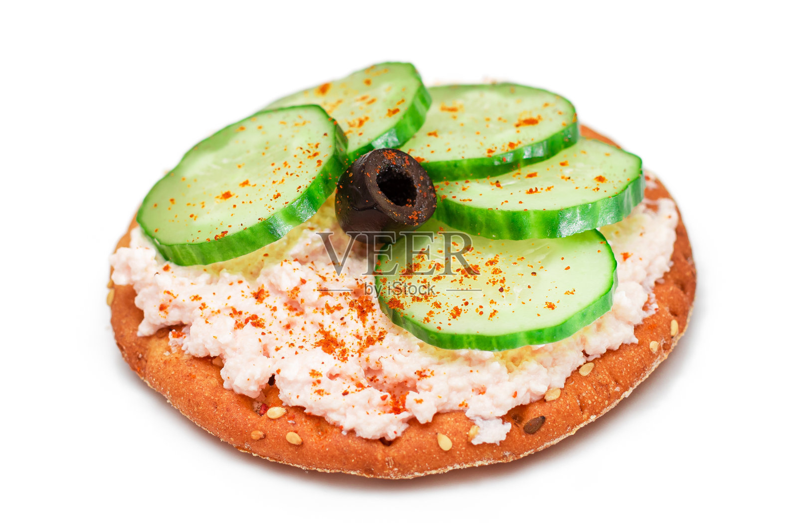 脆脆饼干三明治，新鲜黄瓜，鱼奶油和橄榄-分离照片摄影图片