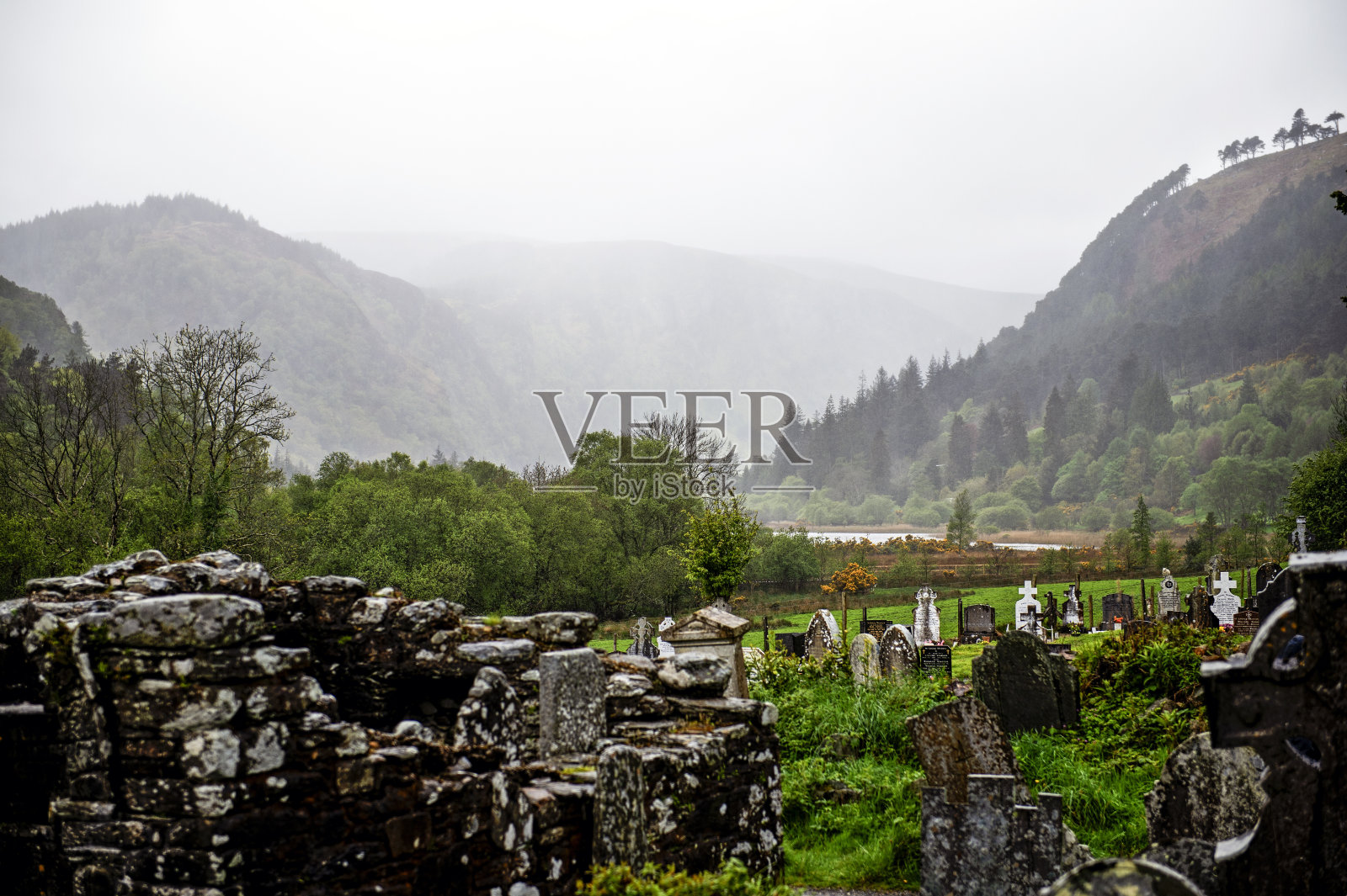 格兰达洛修道院墓地的一部分。照片摄影图片
