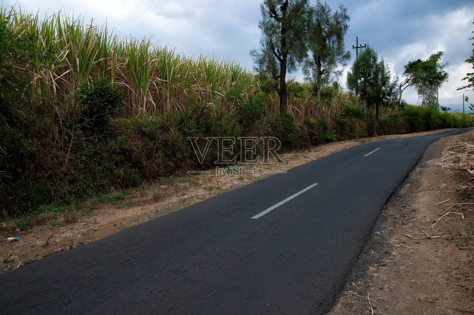 这条路在两座悬崖之间笔直向上延伸照片摄影图片