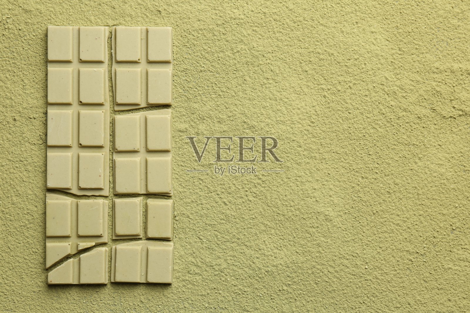 绿色粉末上的美味抹茶巧克力块，俯视图。文本空间照片摄影图片