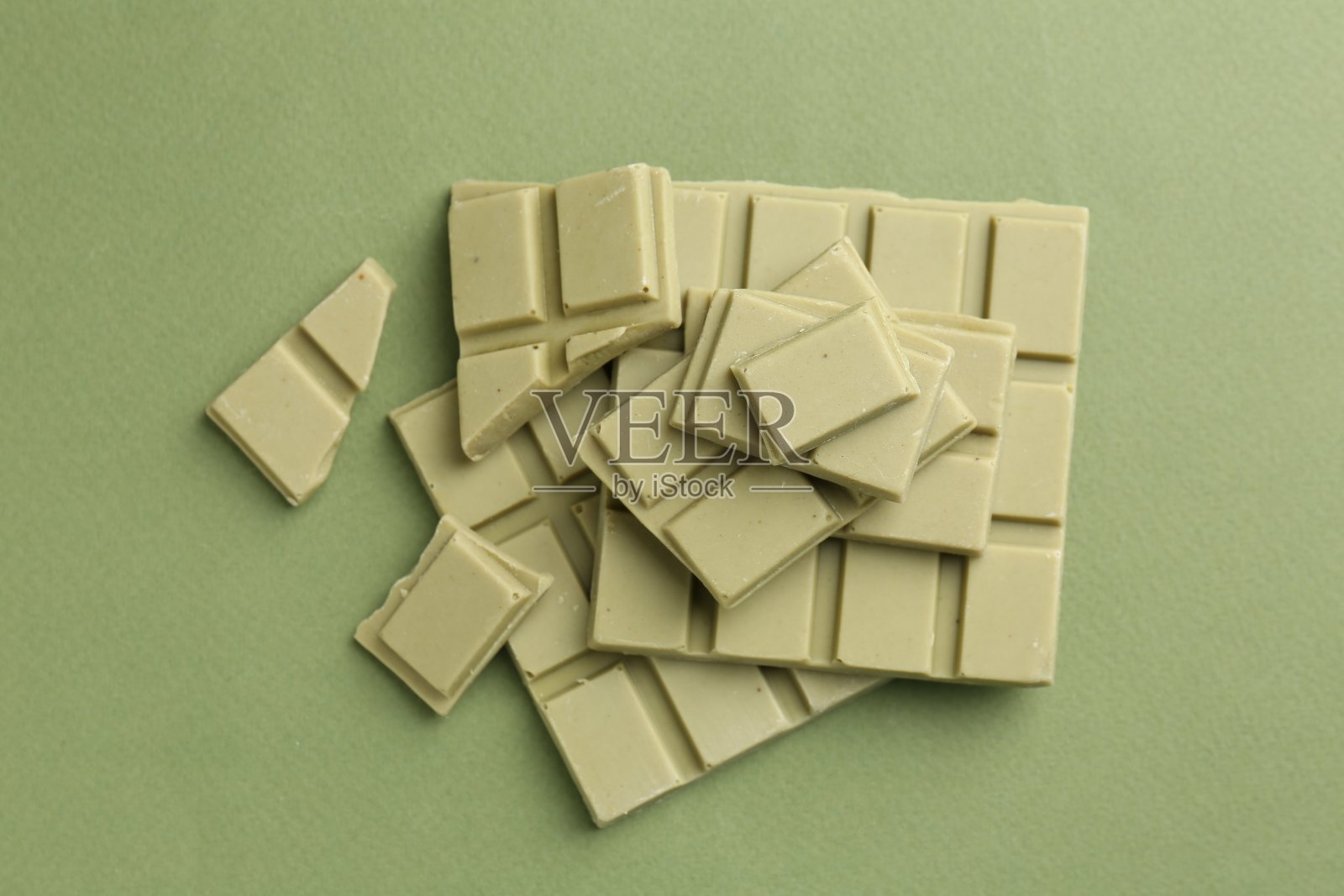 绿色背景上美味的抹茶巧克力棒，俯视图照片摄影图片