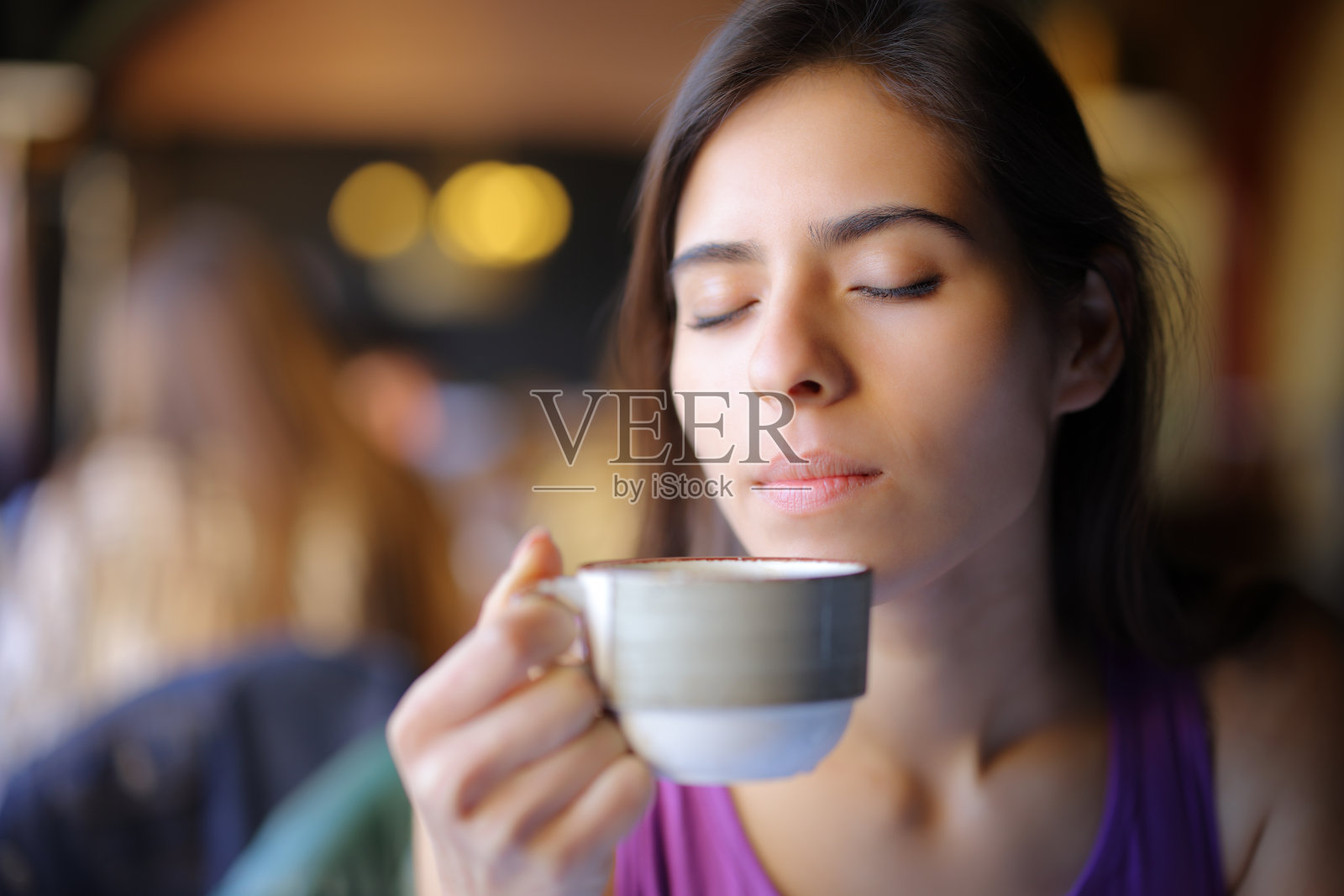 餐厅顾客从杯子里闻咖啡照片摄影图片