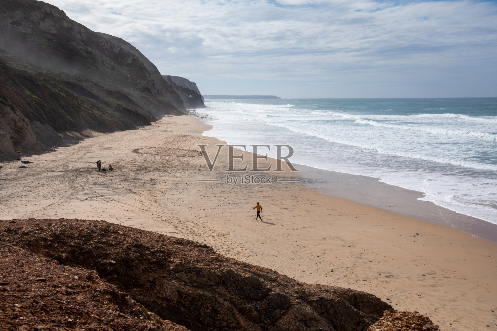 空沙滩上的冲浪者鸟瞰图照片摄影图片