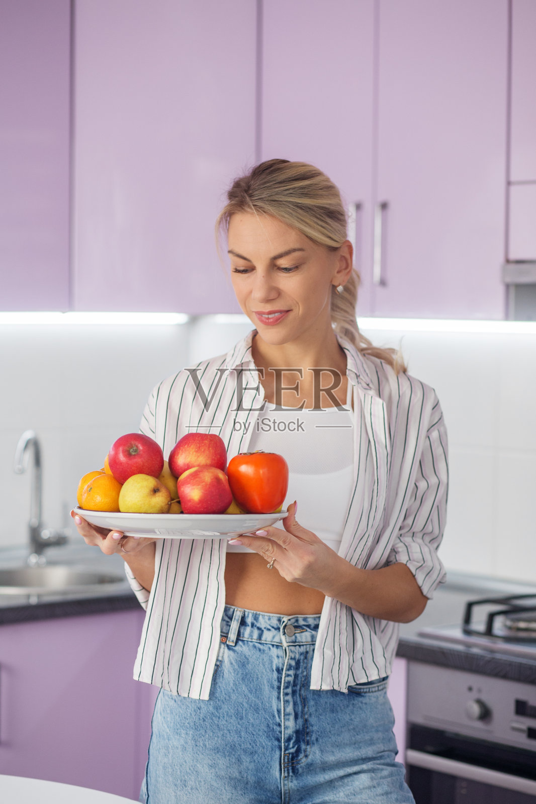 有机食品。千禧一代的女性正在厨房准备食物。饮食和健康饮食的理念。照片摄影图片