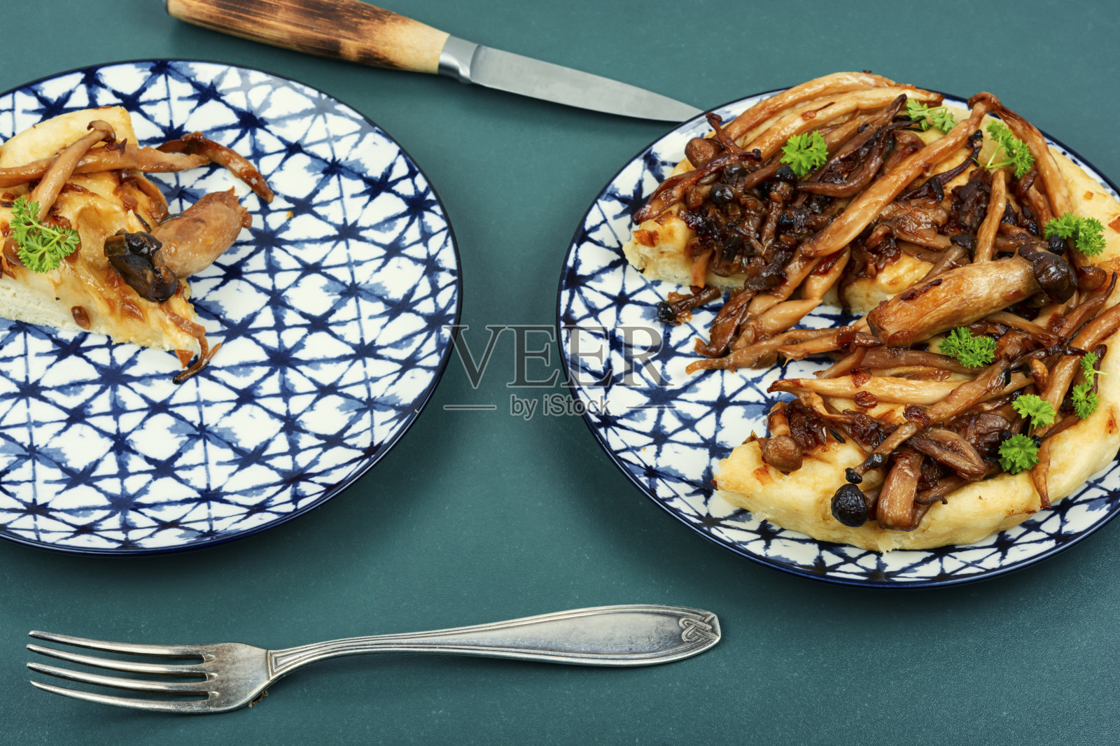 一片带蘑菇的蛋挞。照片摄影图片