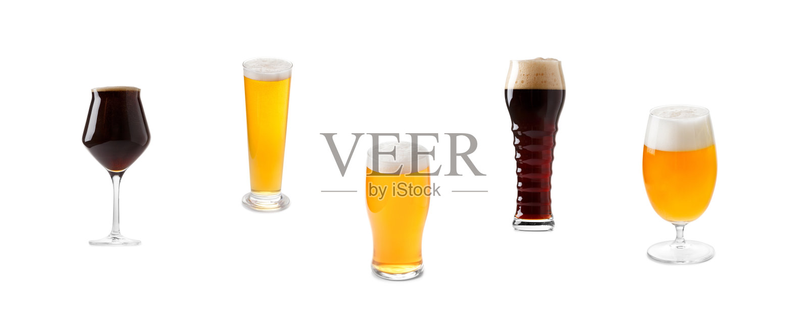 一套啤酒杯与深色和浅色啤酒泡沫在白色的背景照片摄影图片