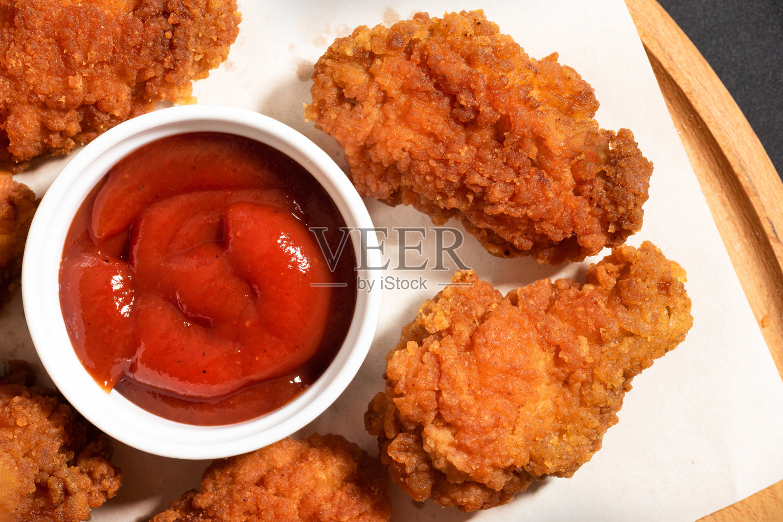 炸鸡肉条，面包屑和番茄酱特写。俯视图照片摄影图片