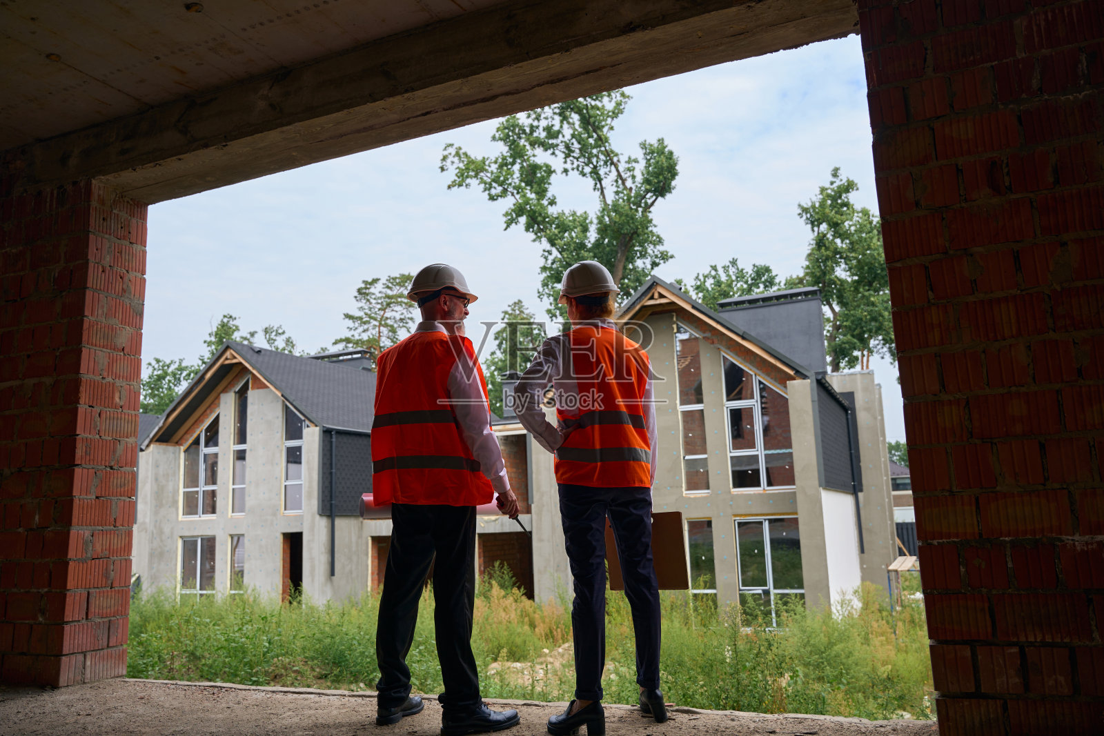 领班和施工主管对房屋进行目视检查照片摄影图片