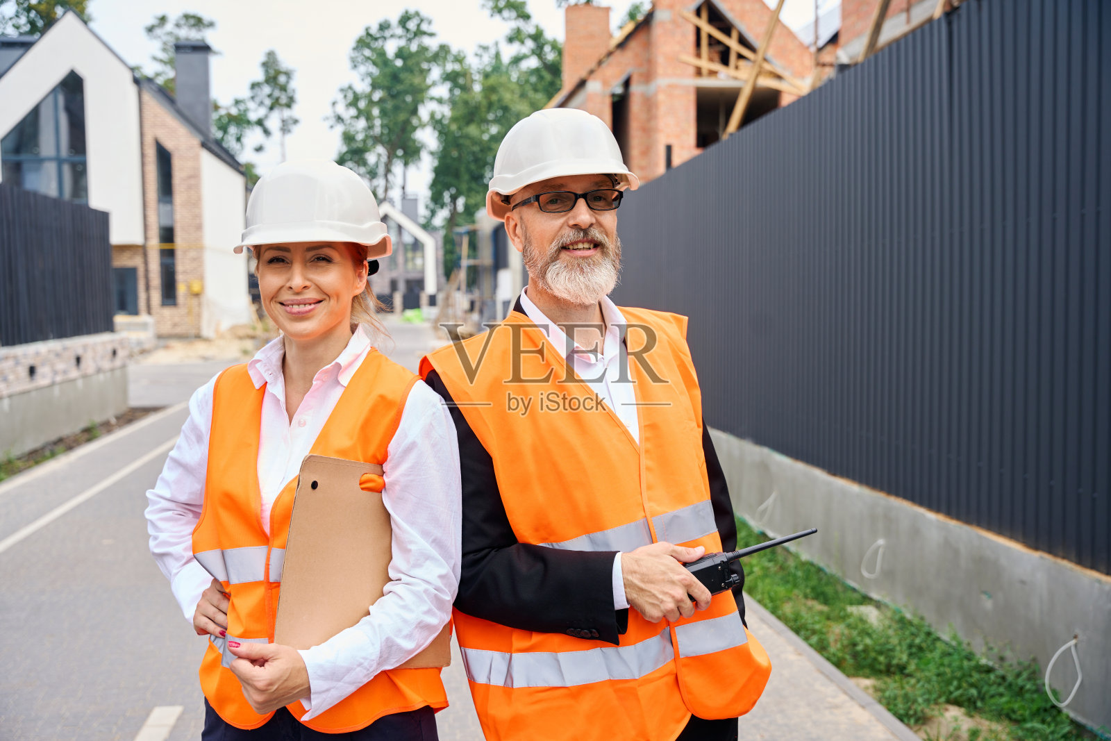 欢快的建筑专家戴着安全帽在户外摆姿势拍照照片摄影图片