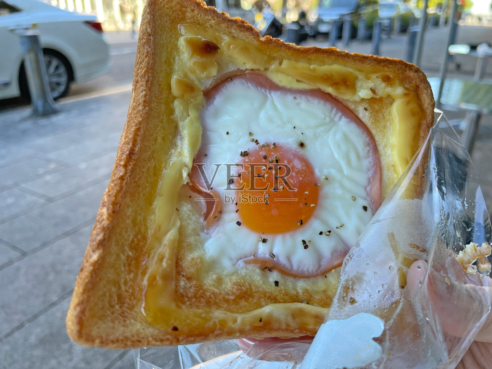 烤面包上放火腿和鸡蛋照片摄影图片