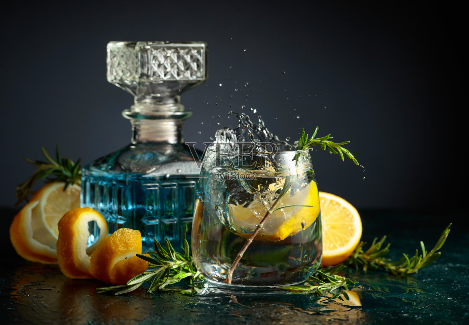 杜松子酒汤力鸡尾酒加柠檬和迷迭香。照片摄影图片