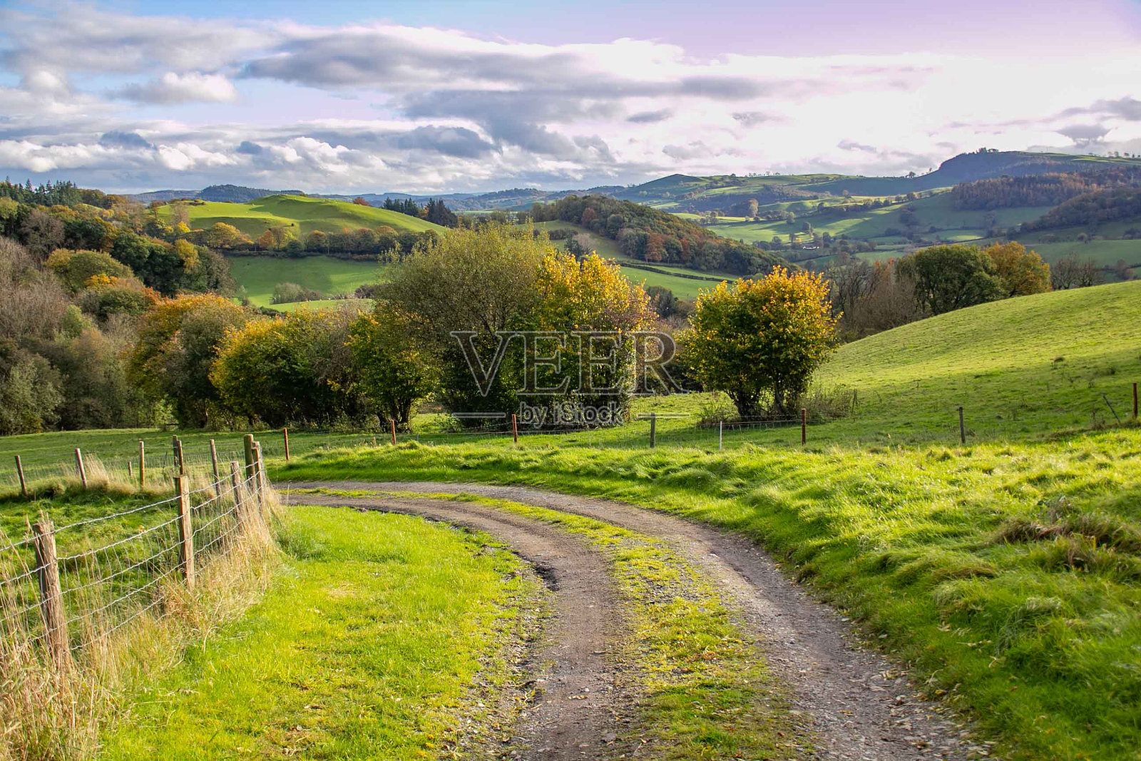 在一个阳光明媚的日子里，波伊斯兰菲林附近弯曲的轨道和山谷景观。照片摄影图片