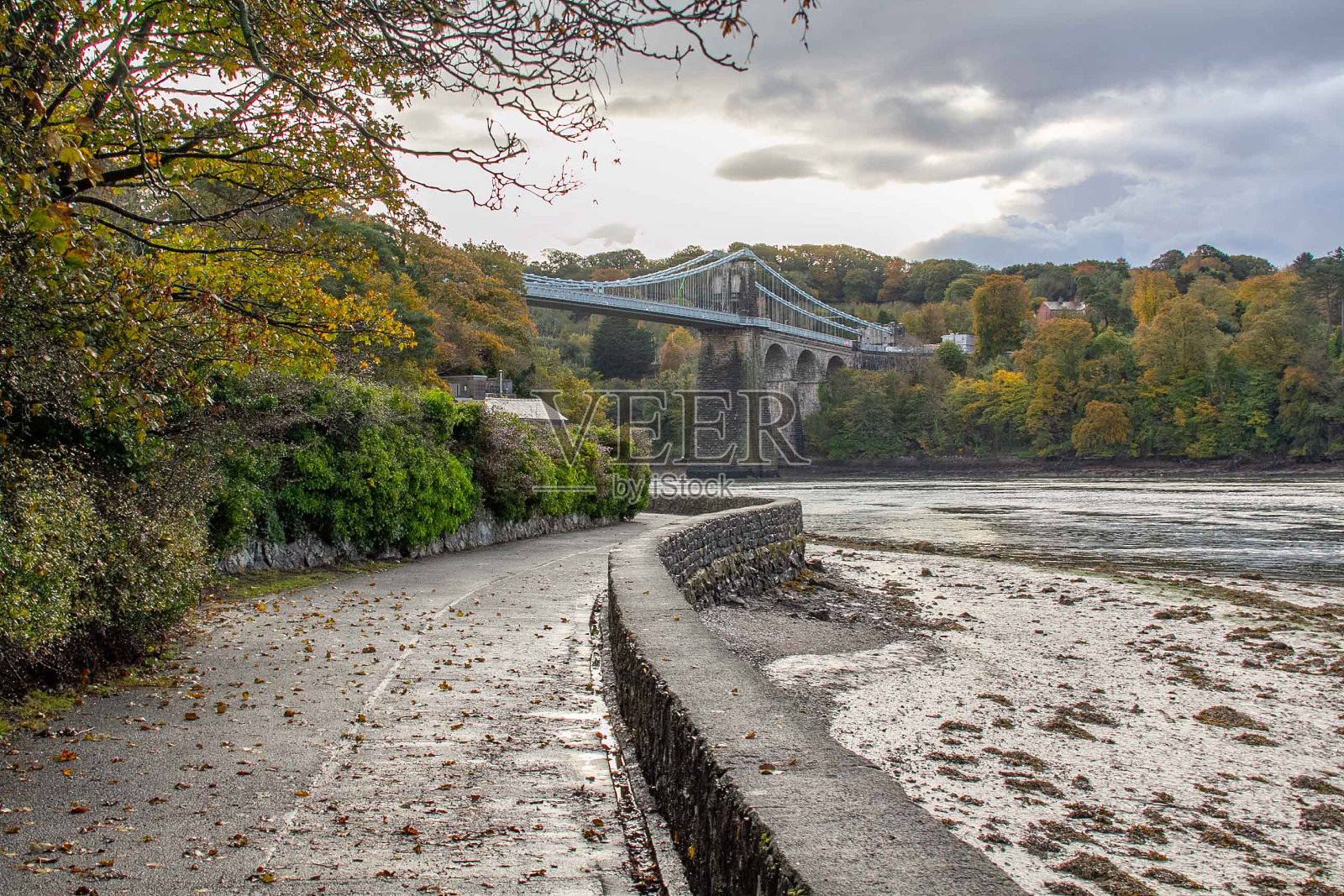 威尔士安格尔西岛梅奈海峡上的梅奈桥照片摄影图片