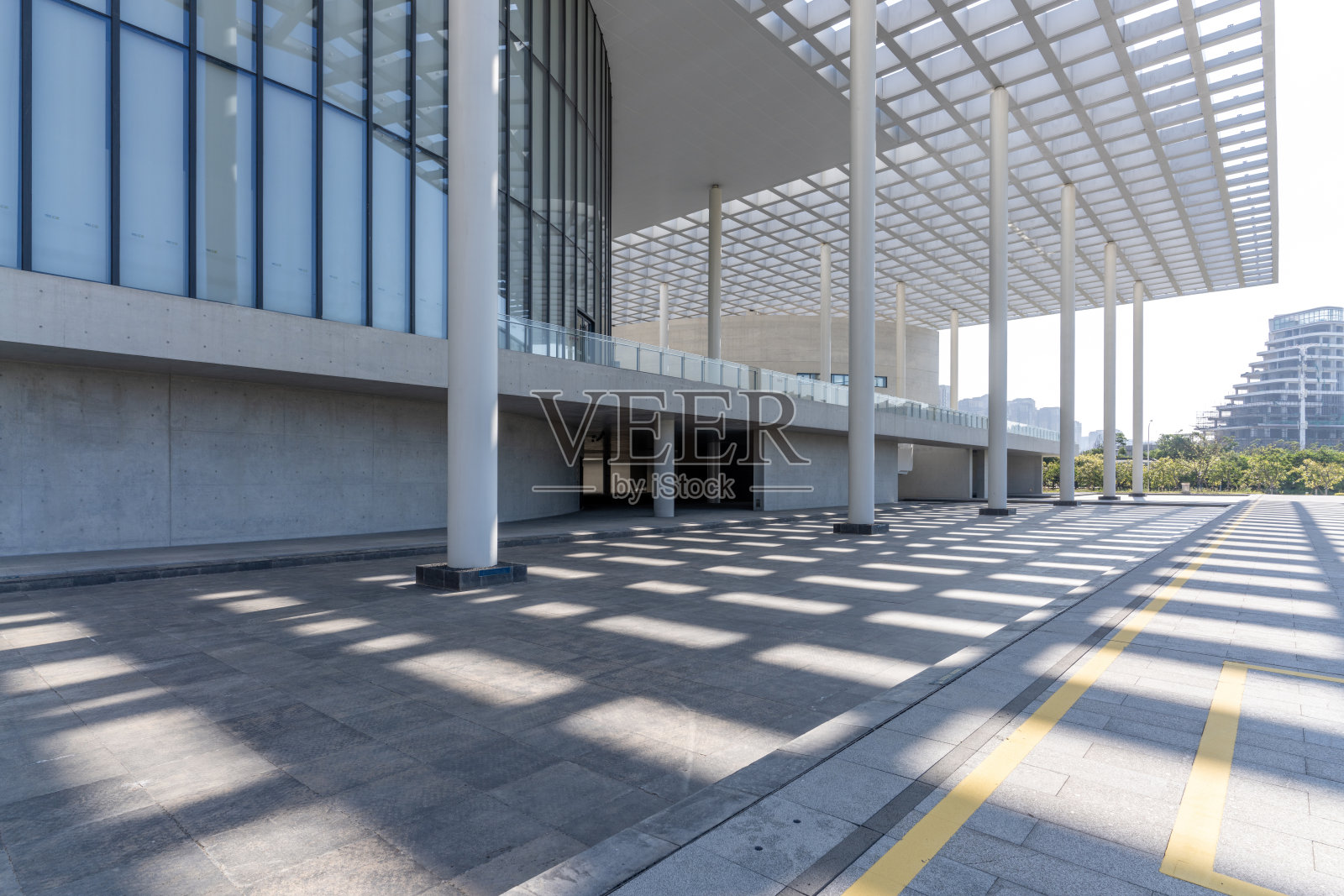 阳光照进现代和极简主义的建筑照片摄影图片