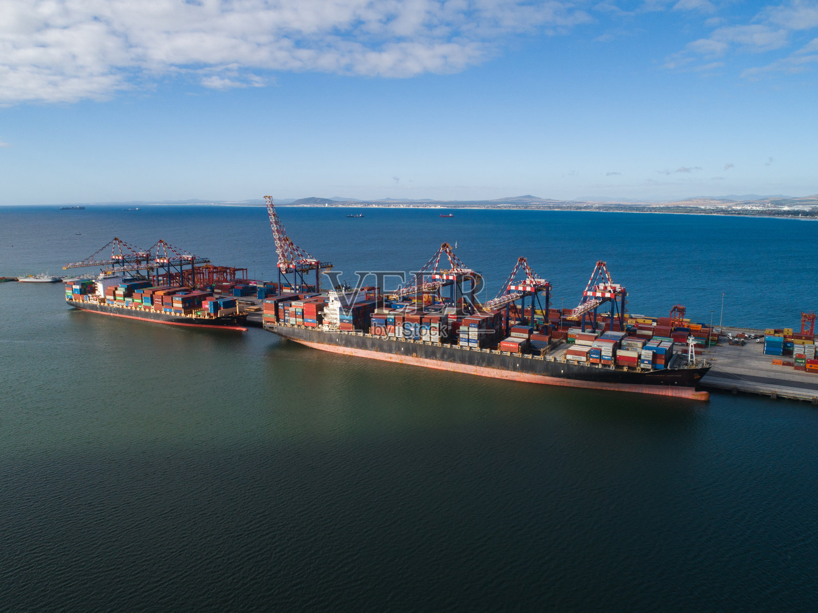 航拍停泊在开普敦港口码头上的货船照片摄影图片