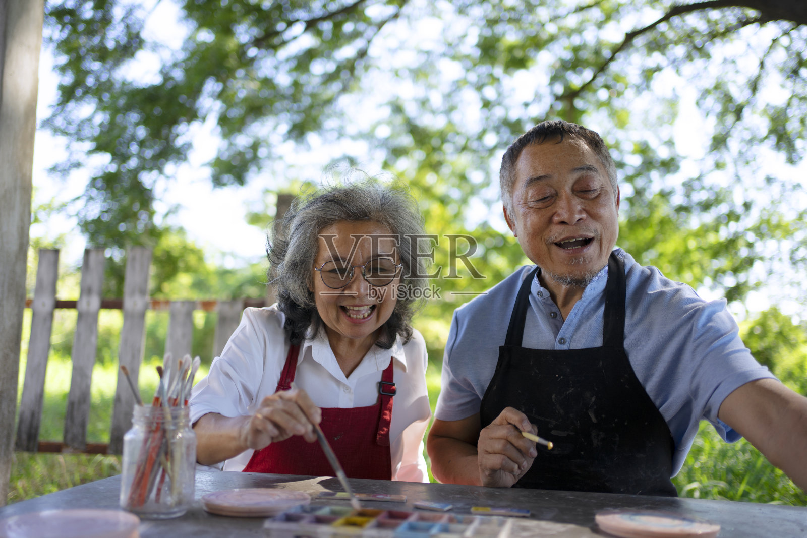 老年夫妇学习如何制作陶器。照片摄影图片