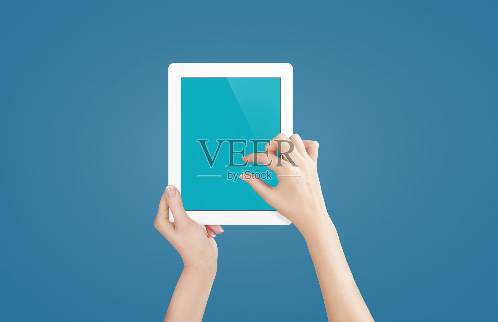 女性手持平板电脑与空白屏幕隔离照片摄影图片