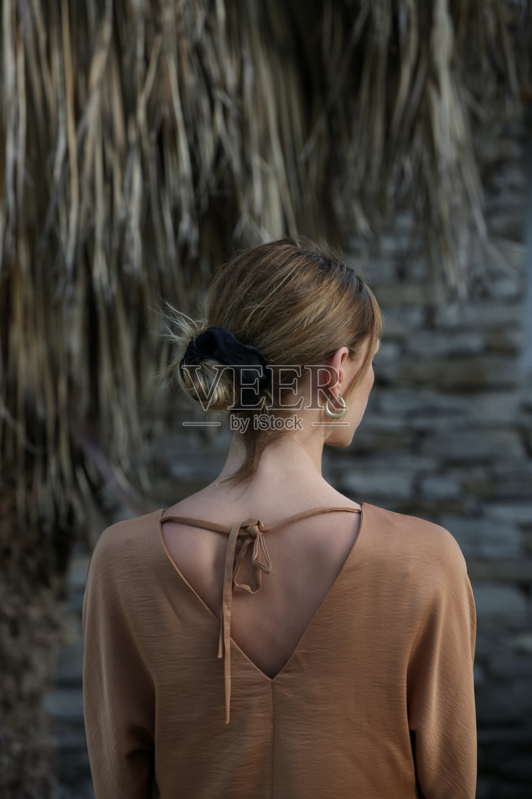 年轻貌美的模特身着金色真丝连衣裙，时尚夏日写真，优雅奢华的女性风格照片摄影图片