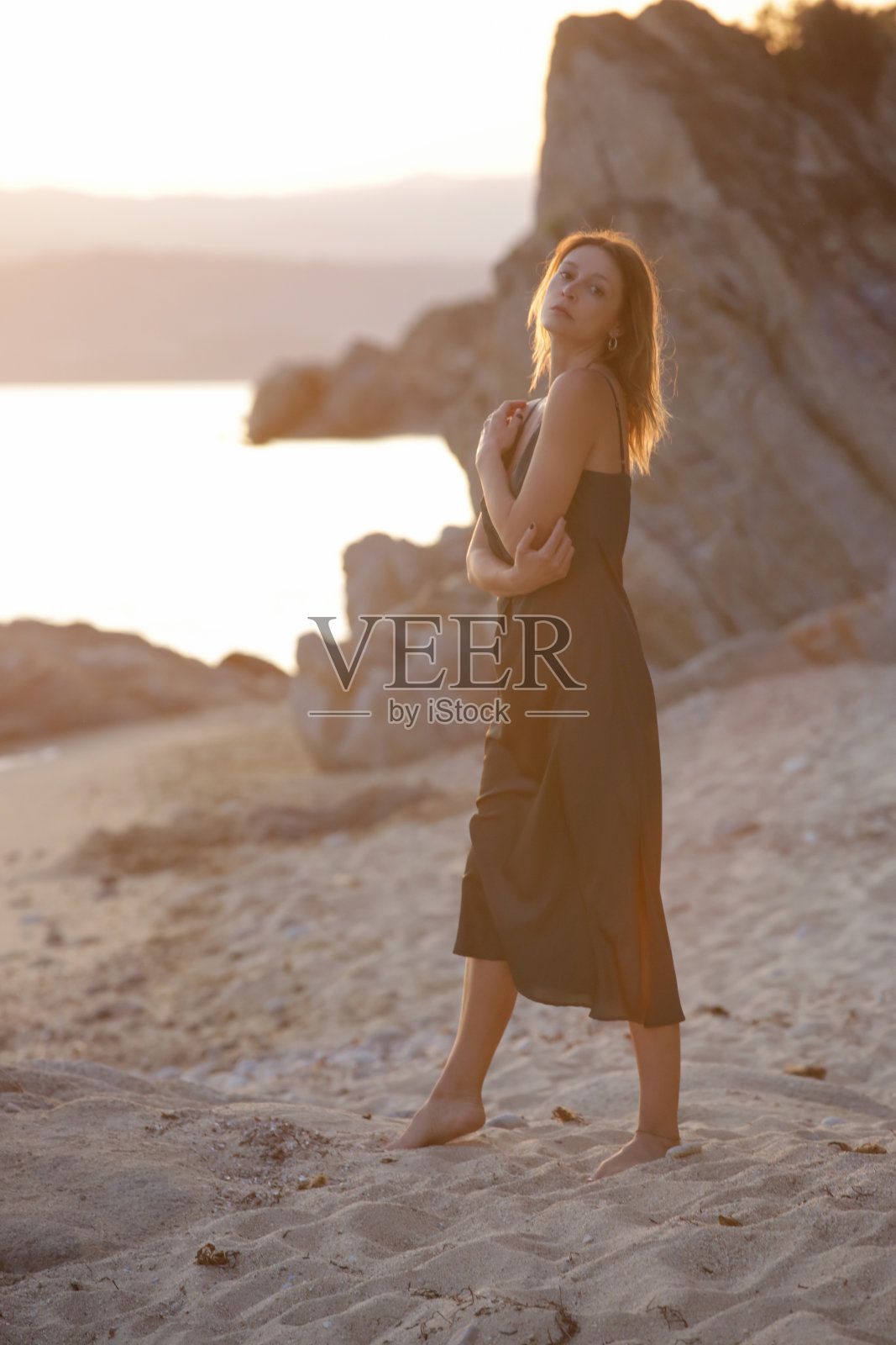 美丽的年轻模特在背心祖母绿丝绸缎长连衣裙，时尚夏季肖像在海滩上照片摄影图片