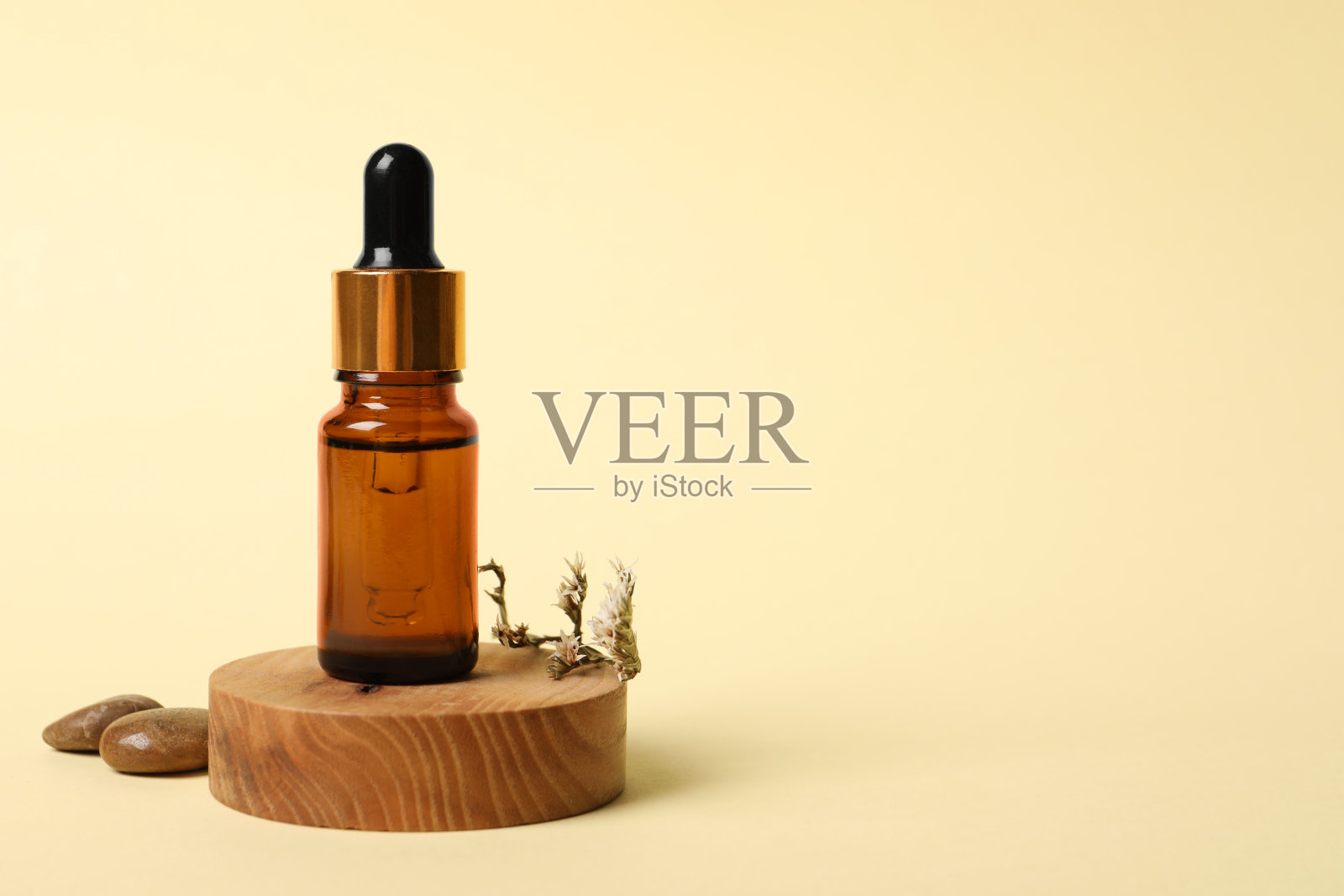 米色背景上的化妆品精华液。文本空间照片摄影图片