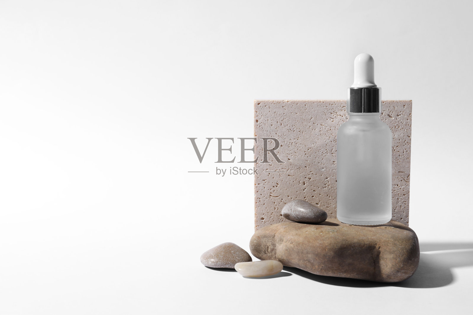 白色背景的化妆品精华液瓶的成分。文本空间照片摄影图片