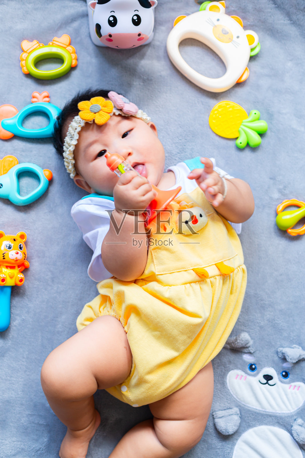 宝宝穿着可爱的衣服和玩具，3-6个月大的小女孩穿着可爱的衣服照片摄影图片