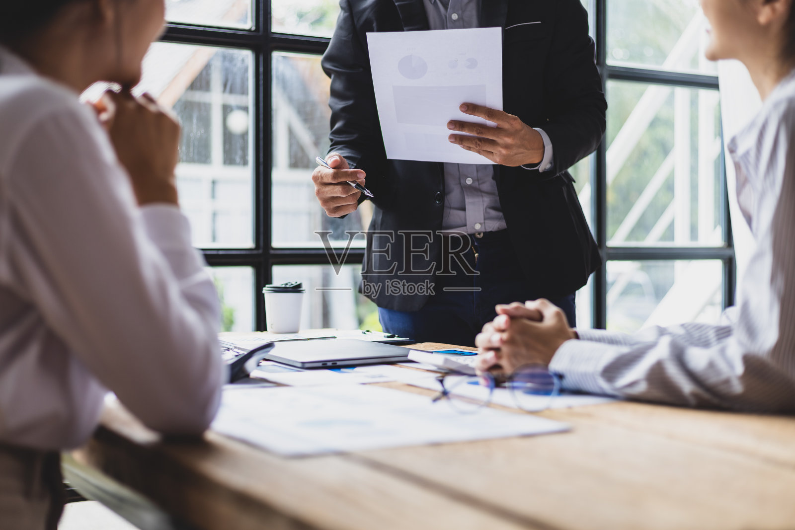 公司会议，商务人员头脑风暴，讨论计划，在组织中工作和分析业务策略。管理会议投资新的商业项目。照片摄影图片