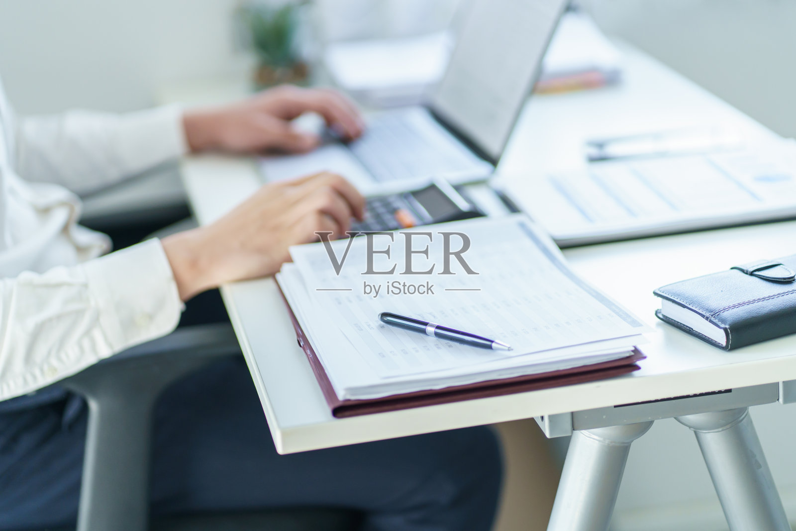 一个正在使用手提电脑的商人。专业投资者工作启动项目。办公室业务规划。科技经营理念照片摄影图片