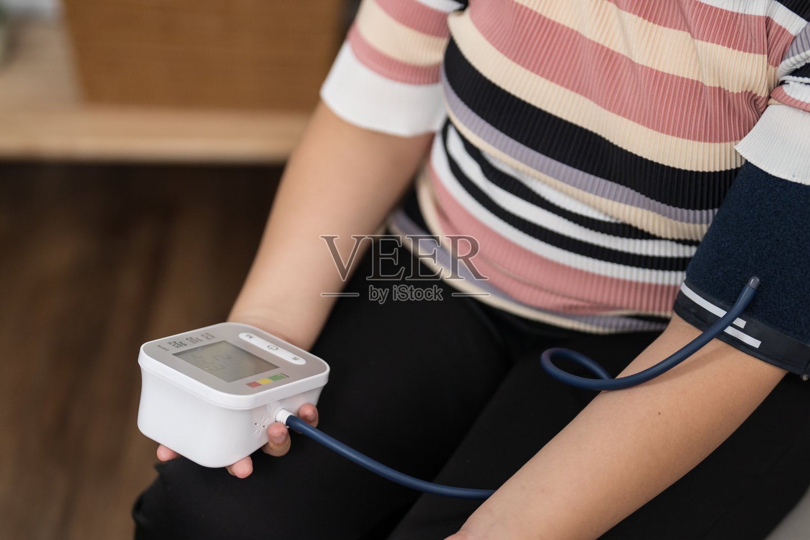 女性超重加码自我检查测量血压和心率血压计在家自我检查照片摄影图片