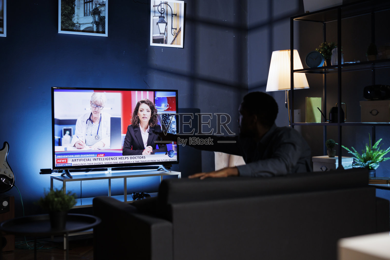 关注时事新闻的市民照片摄影图片