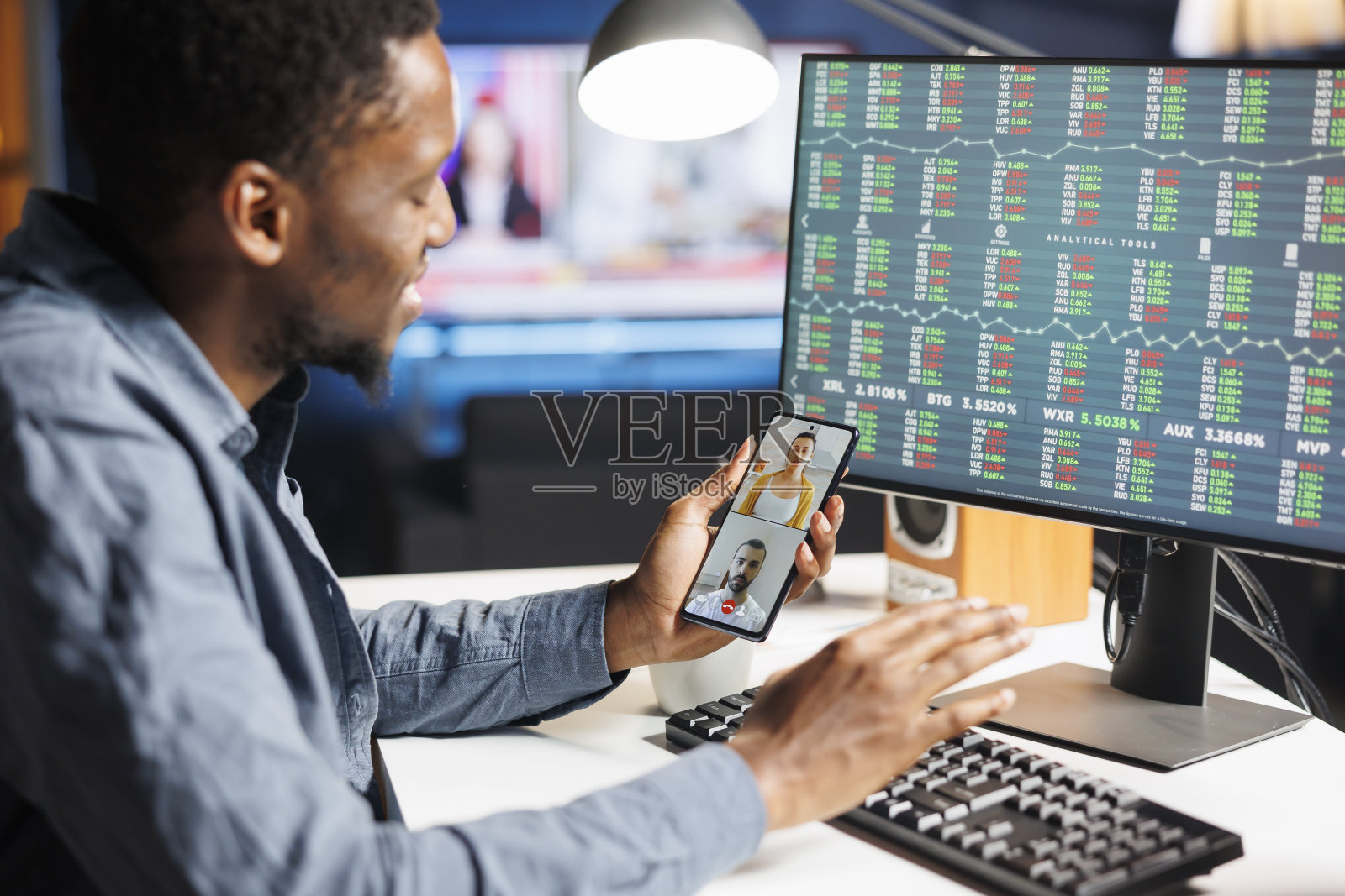 非裔美国经济学家与顾问进行视频会议照片摄影图片