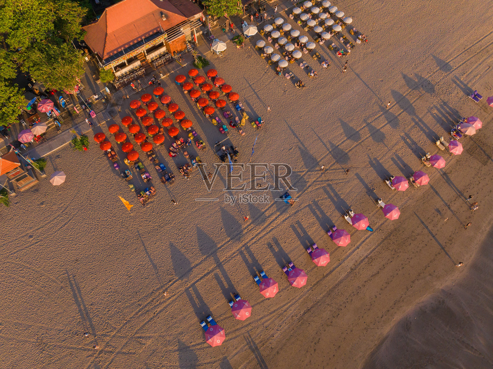 傍晚鸟瞰印尼巴厘岛水明漾海滩照片摄影图片