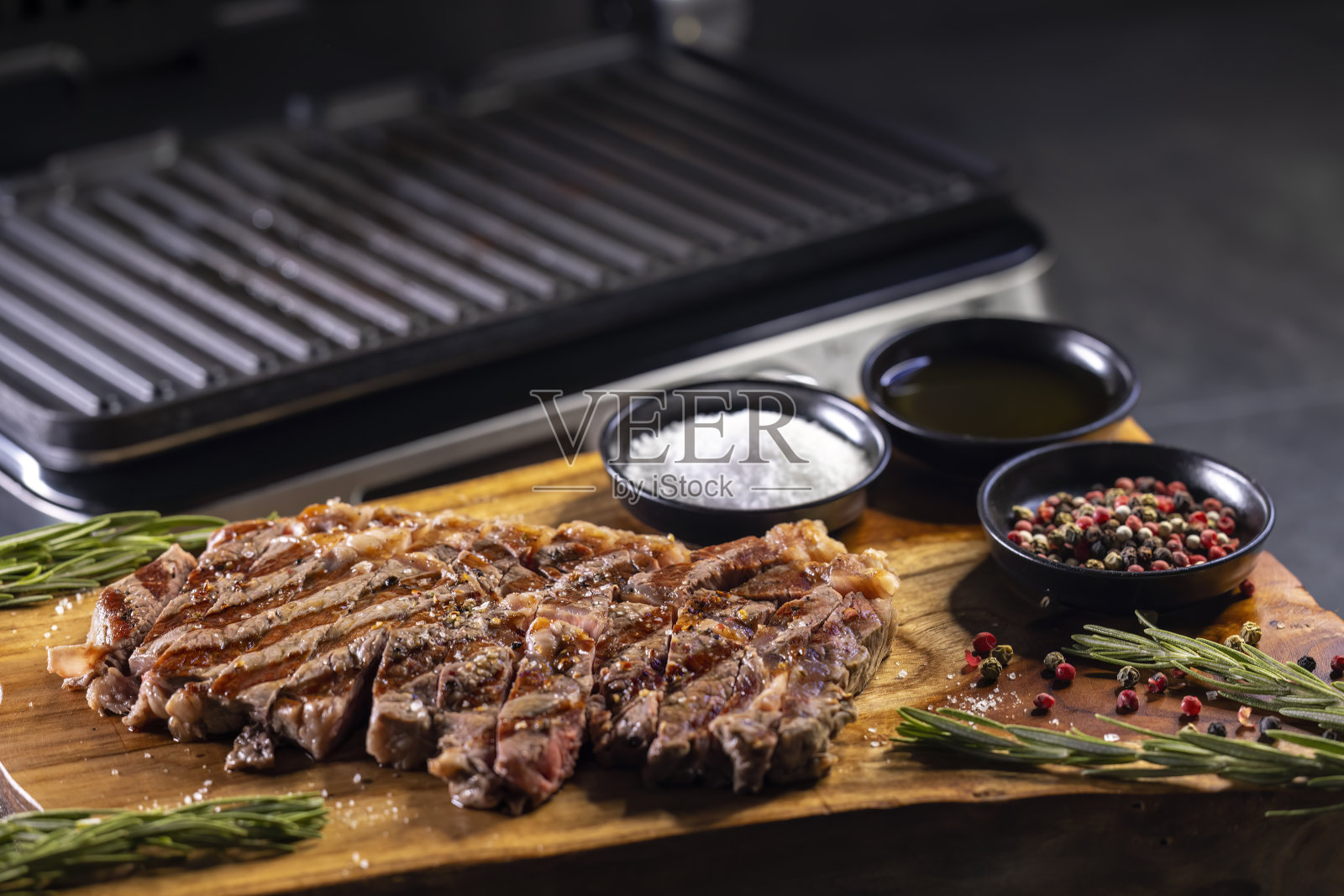 用香料和电烤架在木板上烤肋眼牛排照片摄影图片