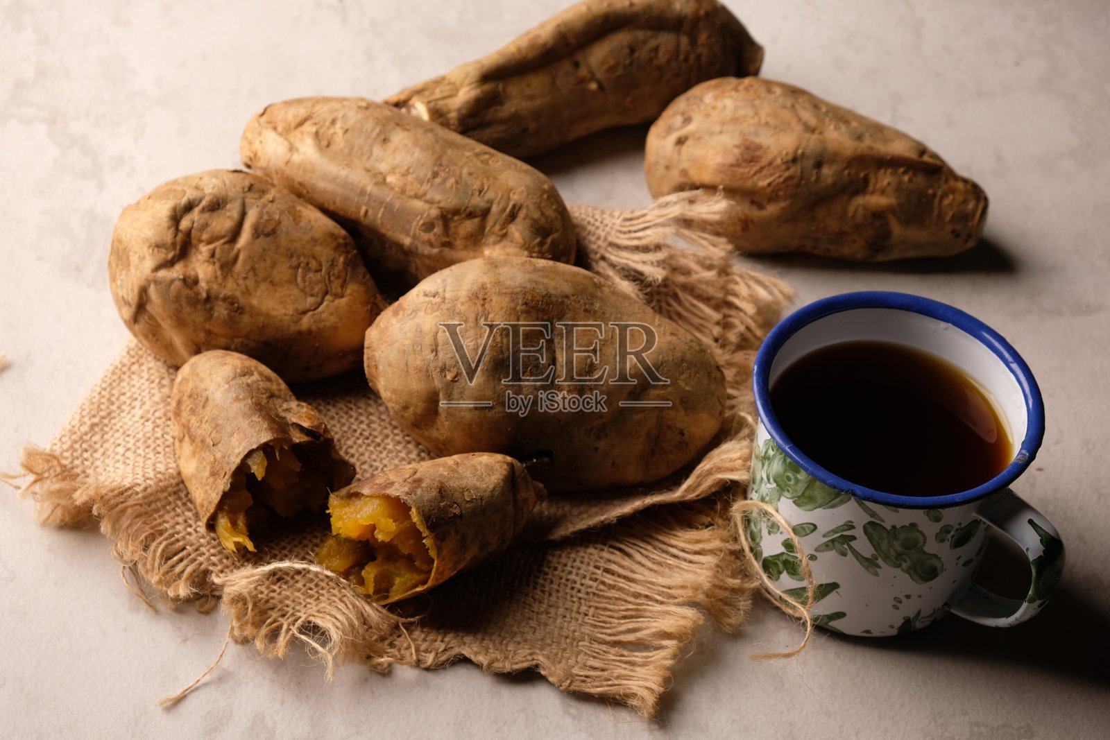 Cilembu甘薯是当地甘薯的一个品种，起源于西爪哇省Sumedang市Pamulihan区Cilembu村。Ipomoea batata是“Cilembu”。烤香菜甘薯。照片摄影图片