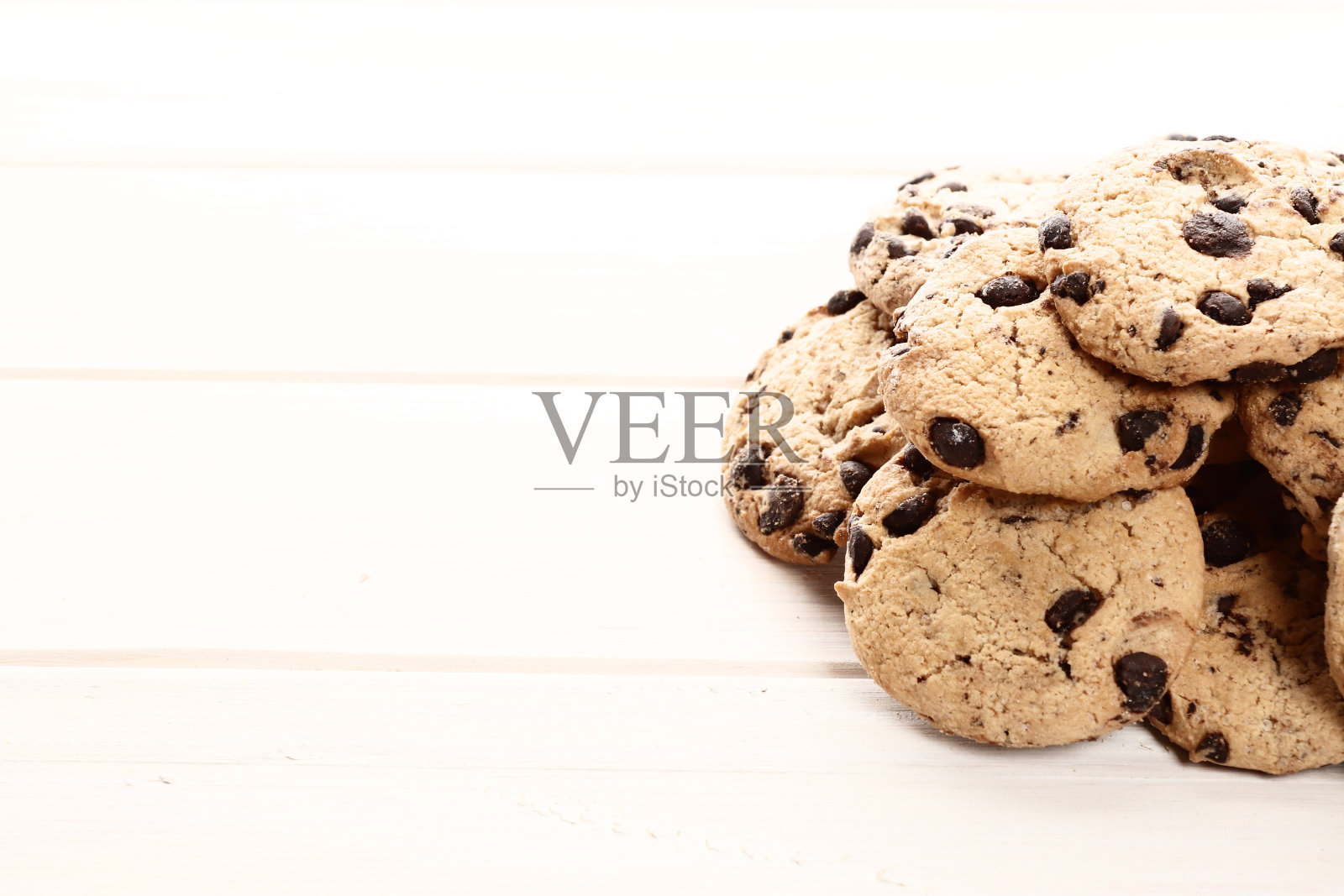 美味的巧克力饼干在一个白色的木制背景。放文字的地方。前视图。照片摄影图片