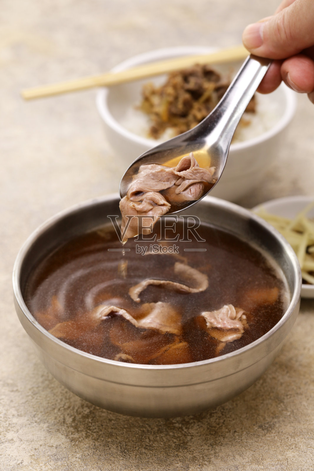 牛肉汤是台南人常吃的早餐。台湾的食物。照片摄影图片