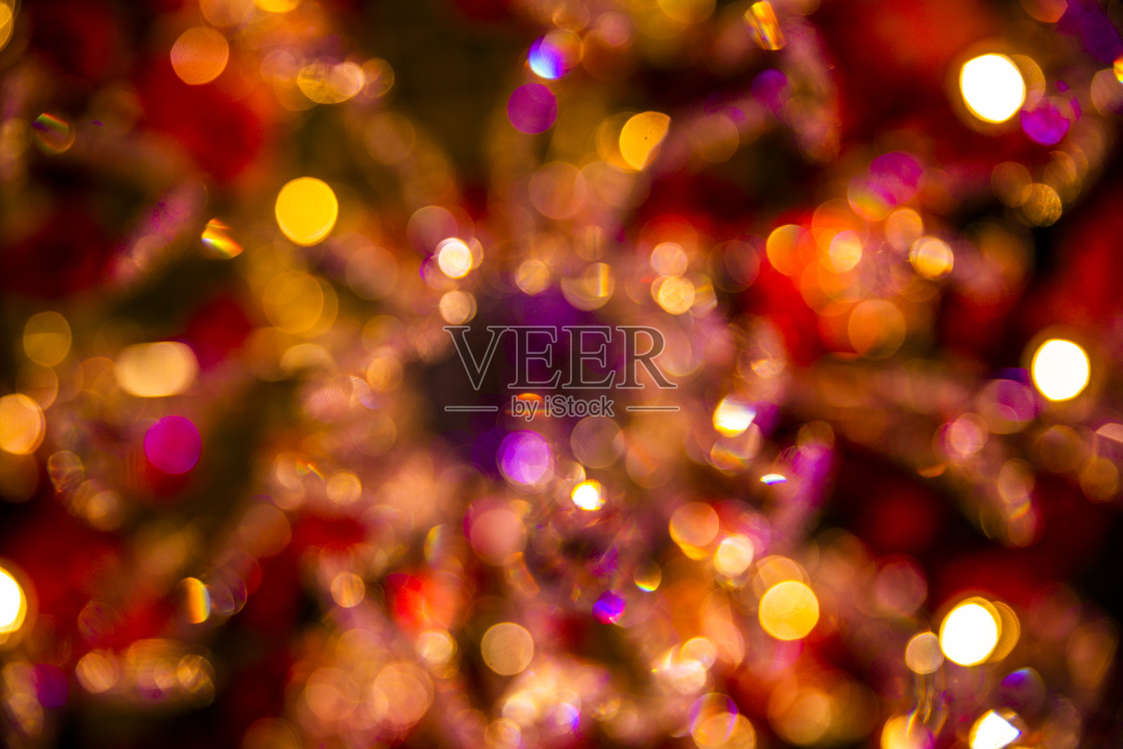 暗背景上的散景模糊。圣诞节和假期模板。照片摄影图片