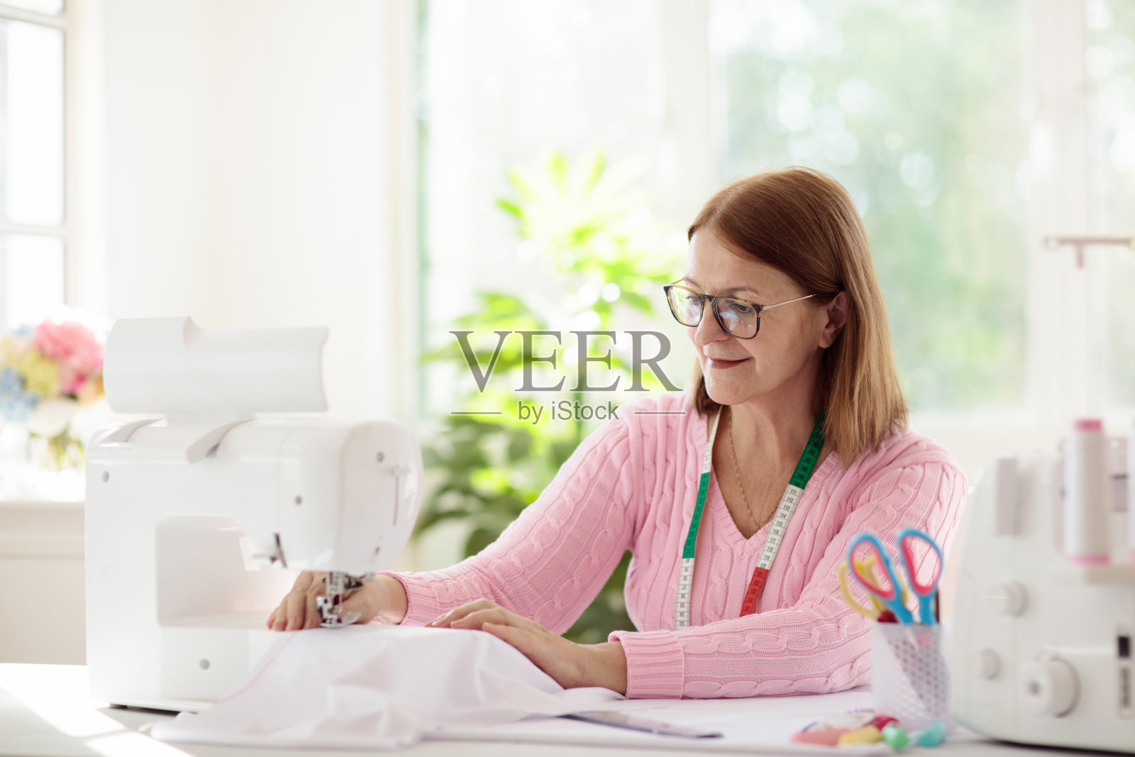 缝纫机。时装设计工作坊。照片摄影图片