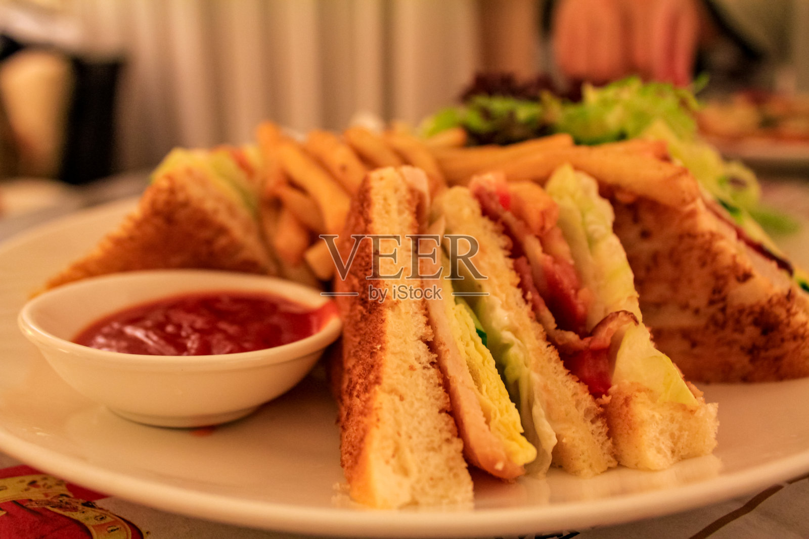 盘子里三明治的特写。照片摄影图片